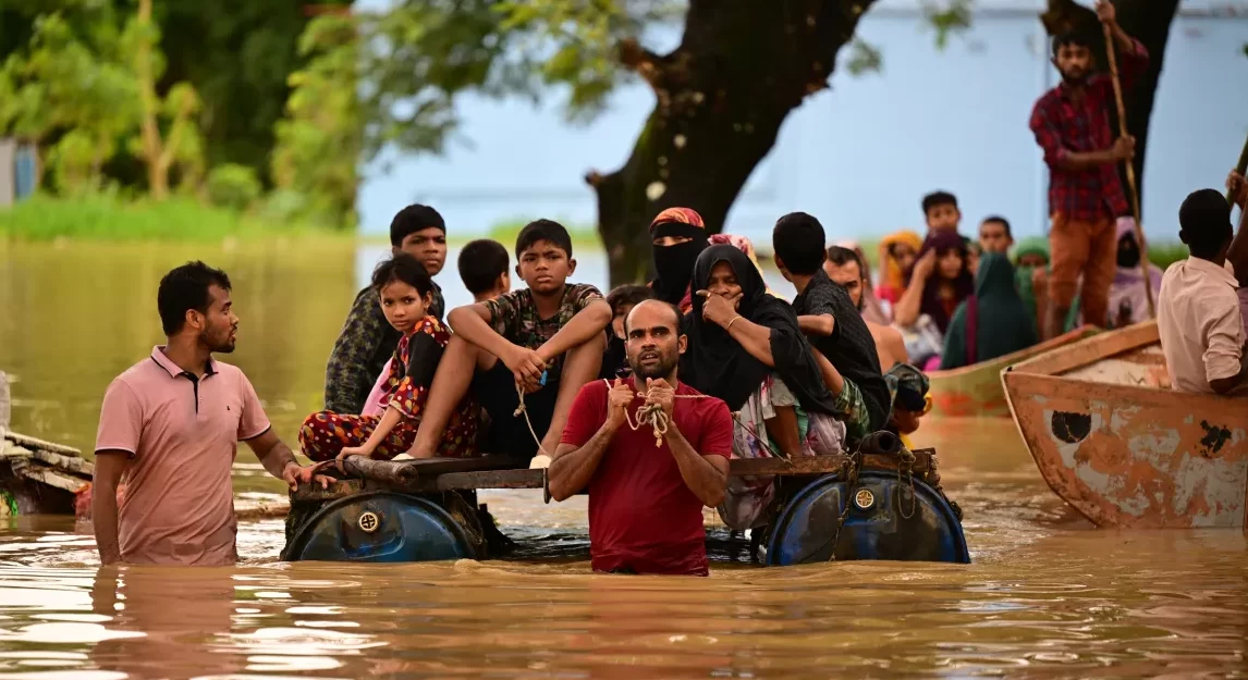 AFP__20240823__36EK4P7__v1__HighRes__BangladeshWeatherFlood-1724392235